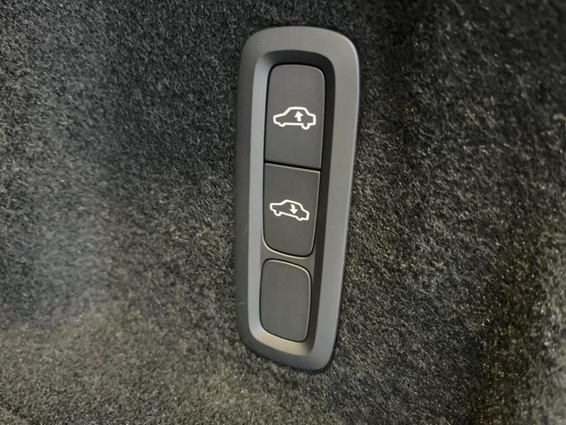 XC60 ウルトラ B5 AWD 認定中古車 パノラマガラスサンルーフ エアサスペンション Bowers&Wilkins 白革シート Googleナビ 360°ビューカメラ シートヒーター メモリー機能付きパワーシート 禁煙車(7枚目)