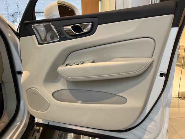 XC60 ウルトラ B5 AWD 認定中古車 パノラマガラスサンルーフ エアサスペンション Bowers&Wilkins 白革シート Googleナビ 360°ビューカメラ シートヒーター メモリー機能付きパワーシート 禁煙車(29枚目)