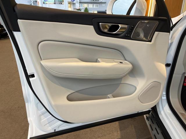 XC60 ウルトラ B5 AWD 認定中古車 パノラマガラスサンルーフ エアサスペンション Bowers&Wilkins 白革シート Googleナビ 360°ビューカメラ シートヒーター メモリー機能付きパワーシート 禁煙車(32枚目)