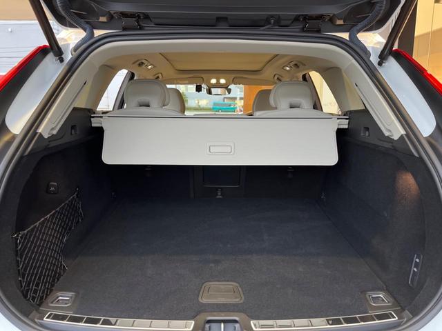XC60 ウルトラ B5 AWD 認定中古車 パノラマガラスサンルーフ エアサスペンション Bowers&Wilkins 白革シート Googleナビ 360°ビューカメラ シートヒーター メモリー機能付きパワーシート 禁煙車(34枚目)