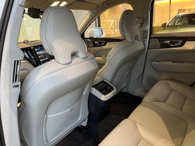 XC60 ウルトラ B5 AWD 認定中古車 パノラマガラスサンルーフ エアサスペンション Bowers&Wilkins 白革シート Googleナビ 360°ビューカメラ シートヒーター メモリー機能付きパワーシート 禁煙車(37枚目)