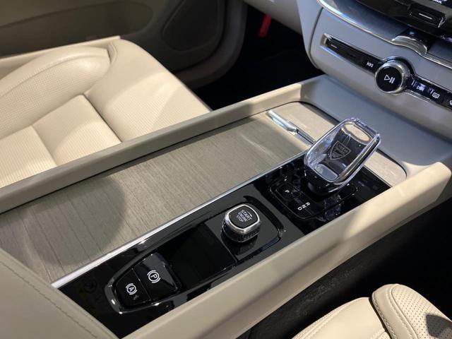 XC60 ウルトラ B5 AWD 認定中古車 パノラマガラスサンルーフ エアサスペンション Bowers&Wilkins 白革シート Googleナビ 360°ビューカメラ シートヒーター メモリー機能付きパワーシート 禁煙車(41枚目)