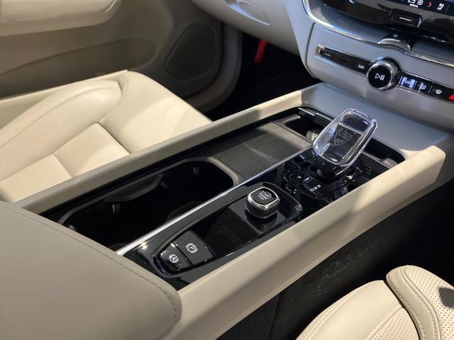 XC60 ウルトラ B5 AWD 認定中古車 パノラマガラスサンルーフ エアサスペンション Bowers&Wilkins 白革シート Googleナビ 360°ビューカメラ シートヒーター メモリー機能付きパワーシート 禁煙車(42枚目)
