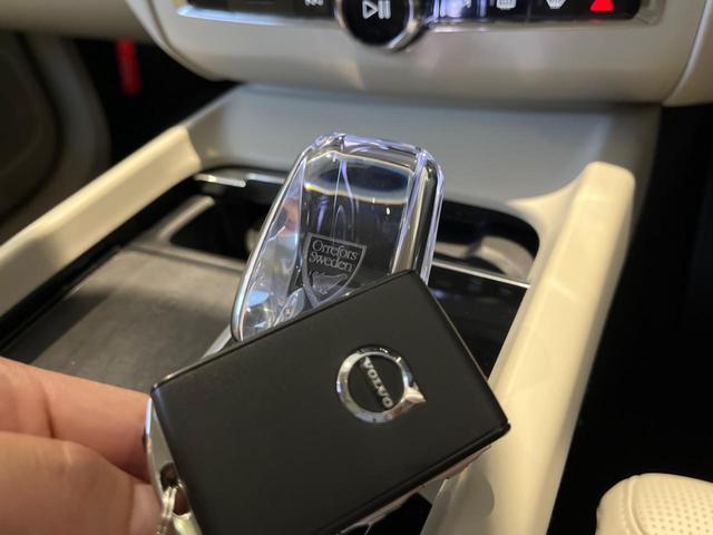 XC60 ウルトラ B5 AWD 認定中古車 パノラマガラスサンルーフ エアサスペンション Bowers&Wilkins 白革シート Googleナビ 360°ビューカメラ シートヒーター メモリー機能付きパワーシート 禁煙車(43枚目)