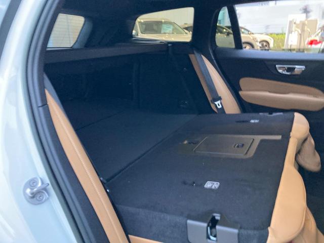 V60 アルティメット B4 認定中古車 harman/kardon 茶革シート Googleナビ 360°ビューカメラ 禁煙車 メモリー機能付きパワーシート シートヒーター パワーテールゲート Bluetooth ETC(31枚目)