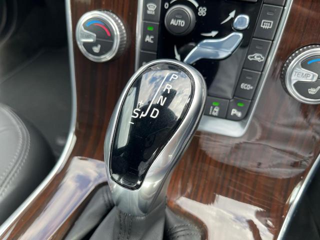 V60 D4 クラシック サンルーフ ディーゼル 純正ナビ バックカメラ 衝突軽減装置 レーダークルーズ 前席シートヒーター ETC フルセグTV Bluetooth再生 スマートキー(28枚目)