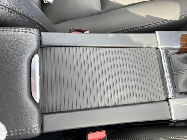 V60 D4 クラシック サンルーフ ディーゼル 純正ナビ バックカメラ 衝突軽減装置 レーダークルーズ 前席シートヒーター ETC フルセグTV Bluetooth再生 スマートキー(32枚目)