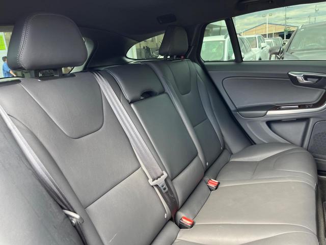 V60 D4 クラシック サンルーフ ディーゼル 純正ナビ バックカメラ 衝突軽減装置 レーダークルーズ 前席シートヒーター ETC フルセグTV Bluetooth再生 スマートキー(39枚目)