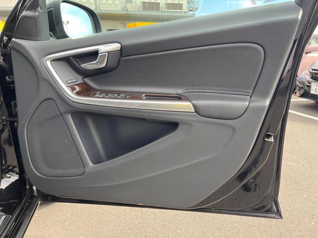 V60 D4 クラシック サンルーフ ディーゼル 純正ナビ バックカメラ 衝突軽減装置 レーダークルーズ 前席シートヒーター ETC フルセグTV Bluetooth再生 スマートキー(45枚目)