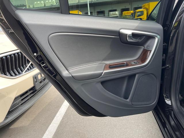 V60 D4 クラシック サンルーフ ディーゼル 純正ナビ バックカメラ 衝突軽減装置 レーダークルーズ 前席シートヒーター ETC フルセグTV Bluetooth再生 スマートキー(48枚目)