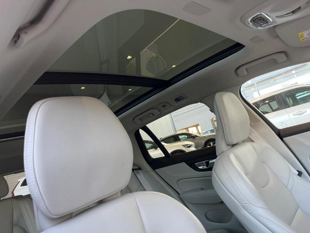 Ｖ６０ リチャジアルティメットＴ６ＡＷＤプラグインハイブリド　認定中古車　　パノラマガラスサンルーフ　純正ナビ　３６０°ビューカメラ　メモリー機能付きパワーシート　禁煙車　シートヒーター　ベンチレーション　パワーテールゲート　Ｂｌｕｅｔｏｏｔｈ　ＥＴＣ（5枚目）