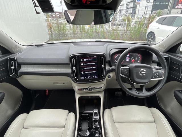 ＸＣ４０ Ｔ４　ＡＷＤ　インスクリプション　認定中古車　ｈａｒｍａｎ／ｋａｒｄｏｎ　白革シート　純正ナビ　３６０°ビューカメラ　メモリー機能付きパワーシート　シートヒーター　禁煙車　Ｂｌｕｅｔｏｏｔｈ　パワーテールゲート　ＥＴＣ　ルーフレール（2枚目）