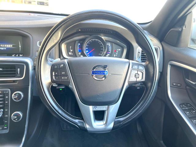 【純正革巻きステアリング】上質な革を使用することで、手にしっかり馴染むボルボのステアリング。高級感がありながら、とても運転しやすいのが特長です。