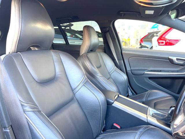 【黒革シート】デザイン性が高く、高級感のある黒革シート。常に体に触れる部分だから、座り心地の良さにはこだわりたいですね。汚れの付着や劣化を抑制する内装コーティング施工もおススメですよ。