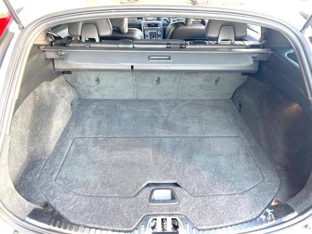 ラゲッジルームはお買い物やレジャーなど、様々なシーンに幅広く対応可能なゆとりある大容量スペースを確保しています。リヤシートを倒せばさらに使い勝手が広がります！