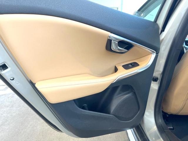 V40 クロスカントリー D4 サマム harman/kardon 茶革シート 純正ナビ バックカメラ 禁煙車 メモリー機能付きパワーシート シートヒーター パドルシフト ルーフレール Bluetooth BLIS ETC(32枚目)
