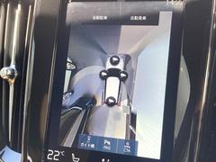 【３６０°ビューカメラ】４台の高解像度カメラで３６０度の鳥瞰図を表示。隣の車や壁、死角にある障害物などを画面で確認できるため、狭いスペースでの駐車・出入りも安心です。 6