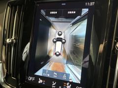 【３６０°ビューカメラ】４台の高解像度カメラで３６０度の鳥瞰図を表示。隣の車や壁、死角にある障害物などを画面で確認できるため、狭いスペースでの駐車・出入りも安心です。 7