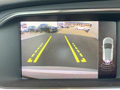 【パークアシスト・カメラ】駐車時に後方がリアルタイム映像で確認できます。大型商業施設や立体駐車場での駐車時や、夜間のバック時に大活躍！運転スキルに関わらず、今や必須となった装備のひとつです！ 6
