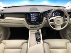 ＸＣ６０Ｄ４インスクリプションのご紹介です！２０１７年にカーオブザイヤーを受賞しているお車で人気のディーゼルモデルになります！ボルボが誇る先進安全機能を標準装備！スタッフおすすめの一台です♪ 2