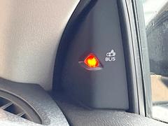 【ブラインドスポット・インフォメーション・システム】走行中、ドアミラーの死角になりやすい箇所に後続車が接近すると、ドアミラー横の警告灯が十分な余裕を持ってドライバーに警告を発します。 7