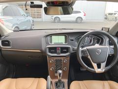 大人気コンパクトカーＶ４０クロスカントリーが入庫しました！駐車時も安心のバックカメラ付き！さらに高音質サウンドやシートヒーターなど、快適装備が充実！スタッフお勧めの一台です！是非ご覧ください！ 2