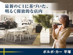 最新ＣＩに基づいた明るく開放的な店内では最新の車両を展示中です。ゆっくりと細部までご覧いただけます。 3