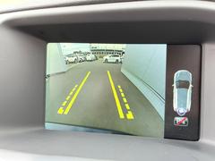 【パークアシスト・カメラ】駐車時に後方がリアルタイム映像で確認できます。大型商業施設や立体駐車場での駐車時や、夜間のバック時に大活躍！運転スキルに関わらず、今や必須となった装備のひとつです！ 6