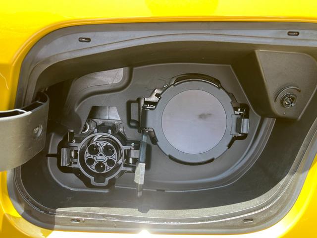 ジープ・アベンジャー ローンチエディション　弊社元デモカー　電気自動車　全国１５０台限定車両　サンルーフ付き　１８インチアルミホイール　回生ブレーキ　急速充電対応　セレクテレインシステム　１０．２５インチタッチパネル（16枚目）