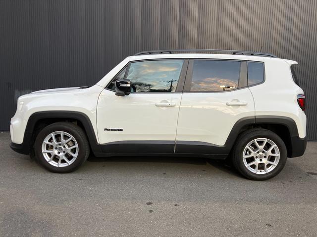 乗車人数は５人！後席は大人も余裕で座れる広さです！