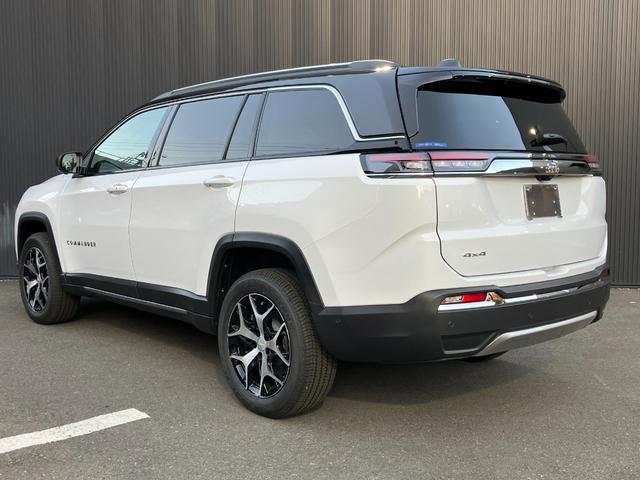 ジープ・コマンダー リミテッド　登録済未使用車　新車保証継承（3枚目）