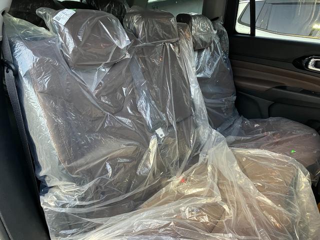 ジープ・コマンダー リミテッド　登録済未使用車　新車保証継承（6枚目）