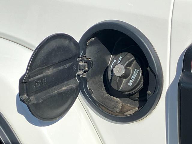 ジープ・ラングラーアンリミテッド サハラ 18インチアルミホイール、アダプティブクルーズコントロール、前後障害物センサー、AppleCarPlay、Android Auto、ブラインドスポットアラート、レザーシート、シートヒーター(15枚目)