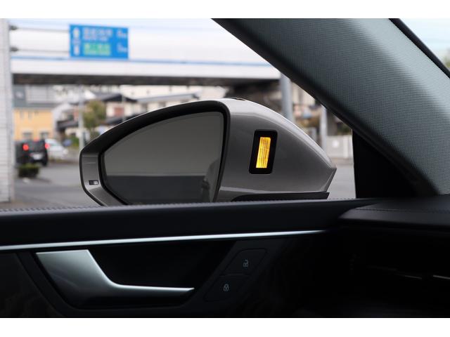 自車の左右後方から追い越そうとする自車の死角となる位置を走行する車両を左右のレーダーセンサーが感知し該当する側のエクステリアミラーに搭載されたＬＥＤが点灯してドライバーに警告します。