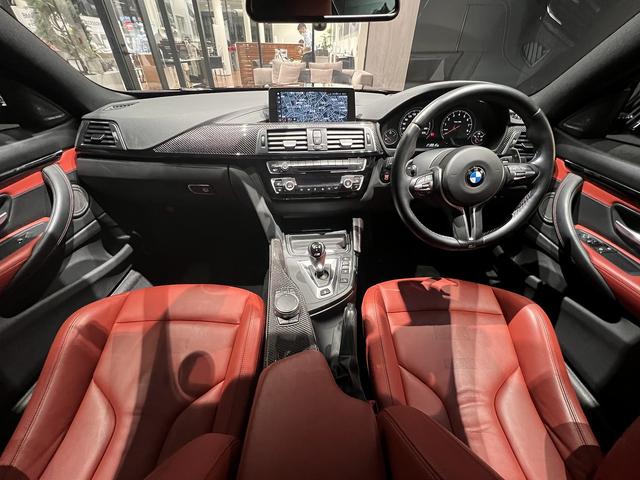 M4クーペ アダプティブMサスペンション 赤革スポーツシート ヘッドアップディスプレイ ハーマンカードン カーボンルーフ 禁煙1オーナー車 シートヒーター オートクルーズコントロール フルセグTV パドルシフト(13枚目)