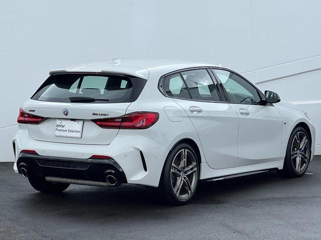 １シリーズ Ｍ１３５ｉ　ｘＤｒｉｖｅ　弊社デモストレーションカー．　ＡｐｐｌｅＣａｒＰｌａｙ　黒革スポーツ電動シート　シートヒーター　ワイヤレス充電　後退アシスト　バックカメラ　ブルートゥース　１８インチホイール　禁煙．　駐車アシスト．（3枚目）