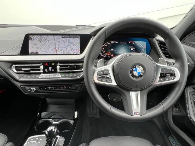 １シリーズ Ｍ１３５ｉ　ｘＤｒｉｖｅ　弊社デモストレーションカー．　ＡｐｐｌｅＣａｒＰｌａｙ　黒革スポーツ電動シート　シートヒーター　ワイヤレス充電　後退アシスト　バックカメラ　ブルートゥース　１８インチホイール　禁煙．　駐車アシスト．（11枚目）