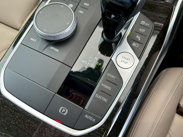 3シリーズ 330e Mスポーツ 【正規認定中古車】【全国正規ディーラー保証付/2年・走行距離無制限】【弊社下取車/1オーナー/禁煙車】【オイスターレザーシート】【オートトランク】【トップビューカメラ】【19インチAW】【ACC】(40枚目)