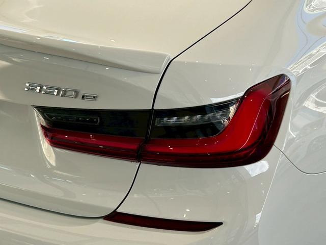 3シリーズ 330e Mスポーツ 【正規認定中古車】【全国正規ディーラー保証付/2年・走行距離無制限】【弊社下取車/1オーナー/禁煙車】【オイスターレザーシート】【オートトランク】【トップビューカメラ】【19インチAW】【ACC】(56枚目)