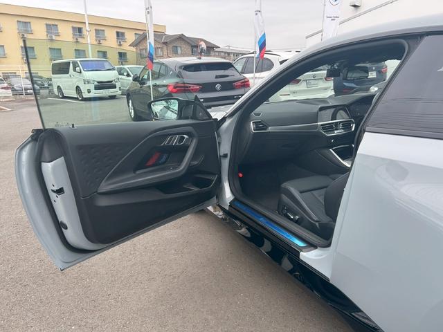 2シリーズ M240i xDriveクーペ 【正規認定中古車】【全国正規ディーラー保証付/2年・走行距離無制限】【弊社下取車/1オーナー/禁煙車】【Harman/Kardon】【ヘッドアップディスプレイ】【トップビューカメラ】【19インチAW】(16枚目)