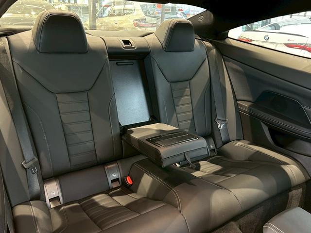 ＢＭＷを熟知したメカニックによる、１００項目の納車前点検。ドイツ本国と同様の教育・訓練を受けたメカニックが、１００項目にも上るポイントを徹底的に点検、整備した後にお客様にお引渡しいたします。