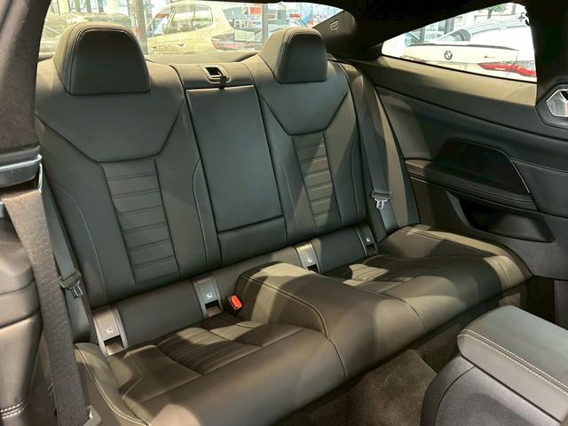 ＢＭＷメカニックの「マイスター」が数多く在籍しております。点検整備時に交換が必要な項目（ＢＭＷ認定指定交換指定部品など）に関しましては、すべて新品の純正部品を使用させて頂きます。