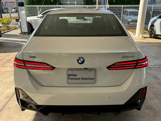 ＢＭＷメカニックの「マイスター」が数多く在籍しております。点検整備時に交換が必要な項目（ＢＭＷ認定指定交換指定部品など）に関しましては、すべて新品の純正部品を使用させて頂きます。