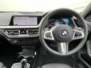 Ｍ１３５ｉ　ｘＤｒｉｖｅ　弊社デモストレーションカー．　ＡｐｐｌｅＣａｒＰｌａｙ　黒革スポーツ電動シート　シートヒーター　ワイヤレス充電　後退アシスト　バックカメラ　ブルートゥース　１８インチホイール　禁煙．　駐車アシスト．（11枚目）