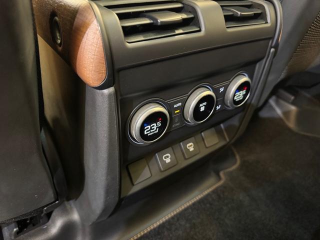 ディフェンダー 110X D300 電動ステップ7人乗りディーラーオプションステルスフィルムOP210(11枚目)