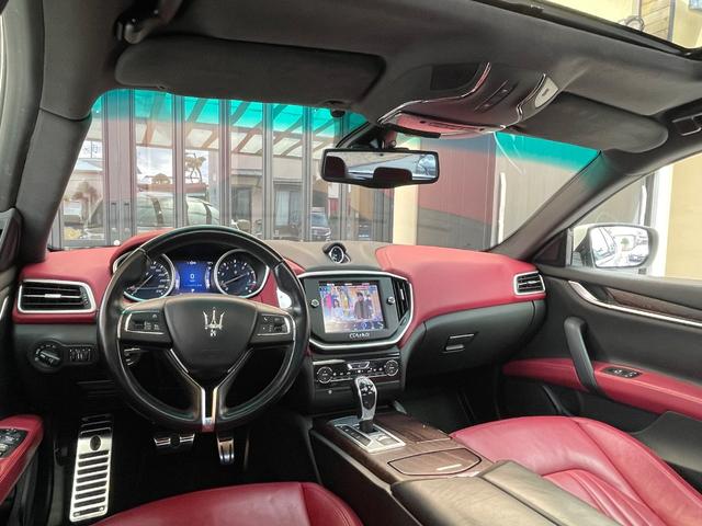 ギブリ ベースグレード 左ハンドル WORK21AW 車高調 下取車 左ハンドル/サンルーフ/ユーザー下取車/純正ナビTV/TVキャンセラー/可変バルブリモコン付き/レッドレザーシート&ヒーター付/パドルシフト/バックカメラ/パークアシスト/ETC/スペアキー/(5枚目)