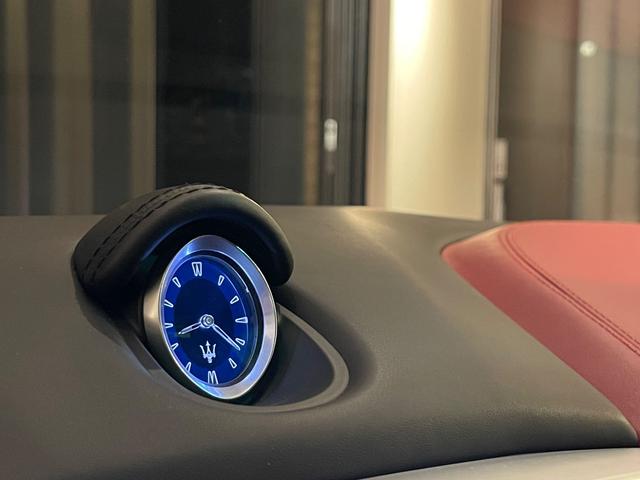 ギブリ ベースグレード 左ハンドル WORK21AW 車高調 下取車 左ハンドル/サンルーフ/ユーザー下取車/純正ナビTV/TVキャンセラー/可変バルブリモコン付き/レッドレザーシート&ヒーター付/パドルシフト/バックカメラ/パークアシスト/ETC/スペアキー/(17枚目)