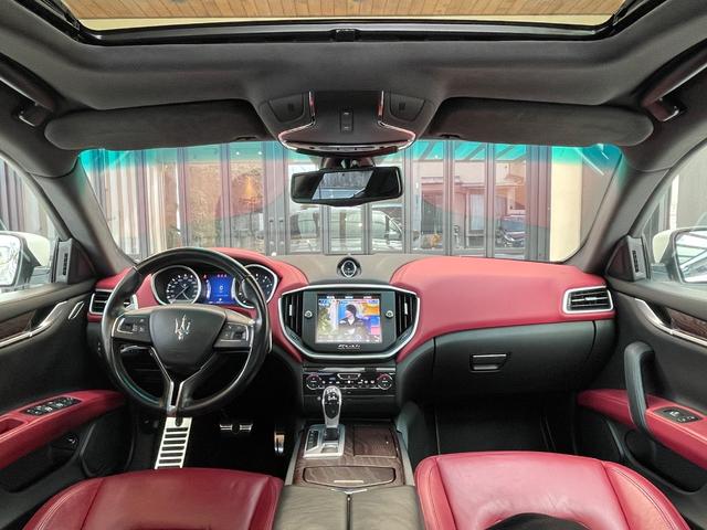 ギブリ ベースグレード 左ハンドル WORK21AW 車高調 下取車 左ハンドル/サンルーフ/ユーザー下取車/純正ナビTV/TVキャンセラー/可変バルブリモコン付き/レッドレザーシート&ヒーター付/パドルシフト/バックカメラ/パークアシスト/ETC/スペアキー/(52枚目)