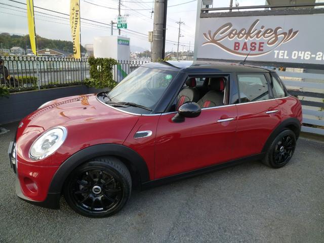 ＭＩＮＩ クーパー　正規Ｄ車　純正ナビ　フルセグＴＶ　Ｂカメラ　ペッパーＰＫＧ　革調シートカバー　ＥＴＣ　ドラレコ　Ｂｌｕｅｔｏｏｔｈオーディオ　オートＬＥＤヘッドライト　ＬＥＤディスプレイリングライト　ドライブモード（5枚目）