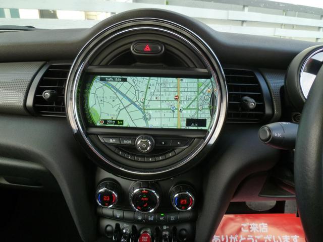 ＭＩＮＩ クーパー　正規Ｄ車　純正ナビ　フルセグＴＶ　Ｂカメラ　ペッパーＰＫＧ　革調シートカバー　ＥＴＣ　ドラレコ　Ｂｌｕｅｔｏｏｔｈオーディオ　オートＬＥＤヘッドライト　ＬＥＤディスプレイリングライト　ドライブモード（10枚目）